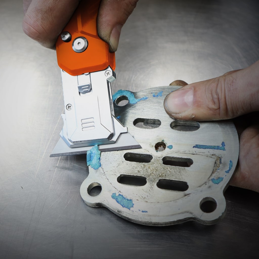 FOLDING KNIFE WITH SCRAPER